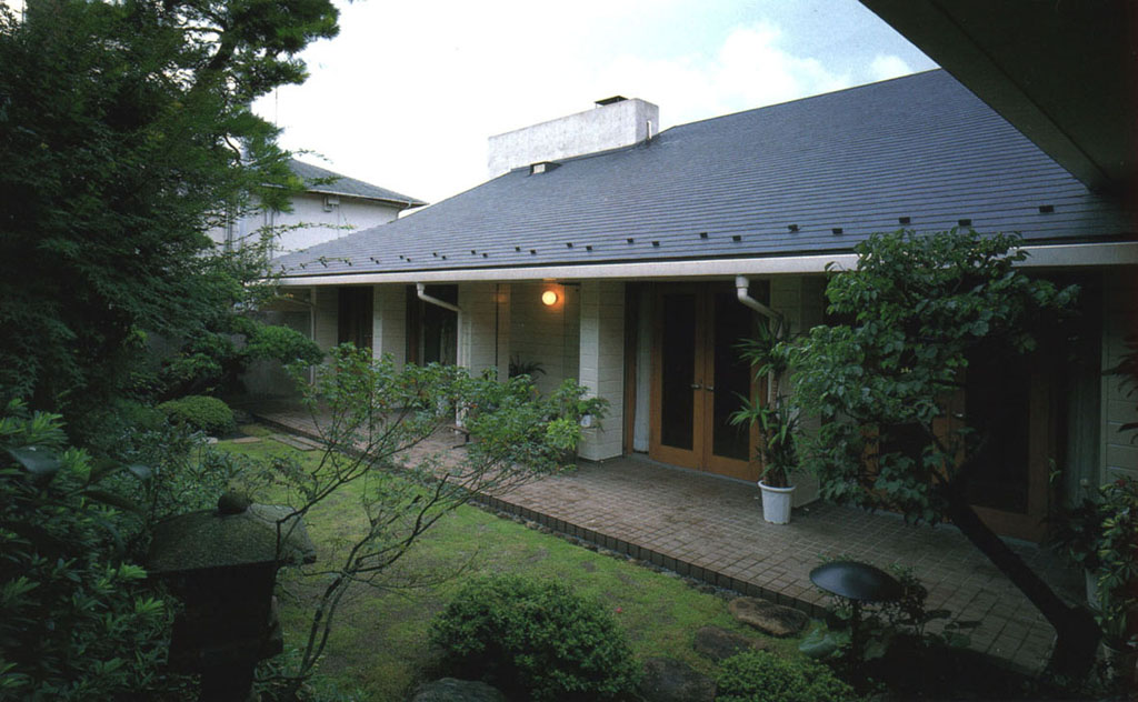 深い軒の出の日本家屋の美しさを求めた暖炉のある混構造住宅